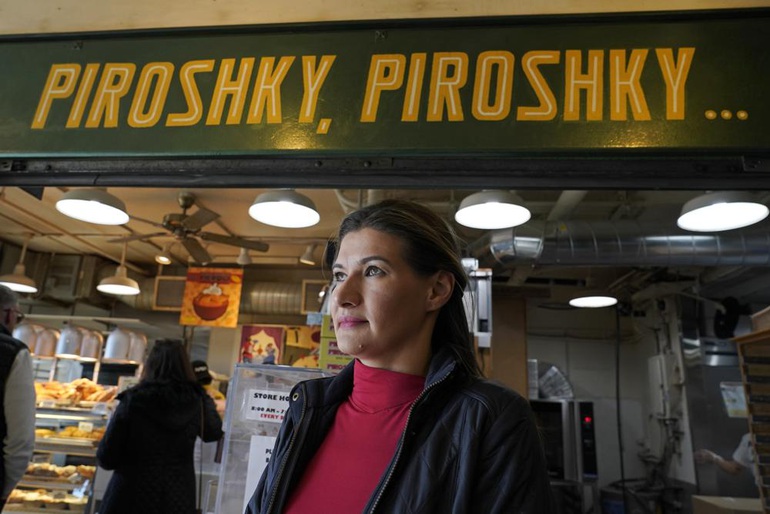Bà Olga Sagan - chủ một tiệm bánh mỳ Nga mang tên Piroshky Piroshky ở Seattle (Ảnh: AP).