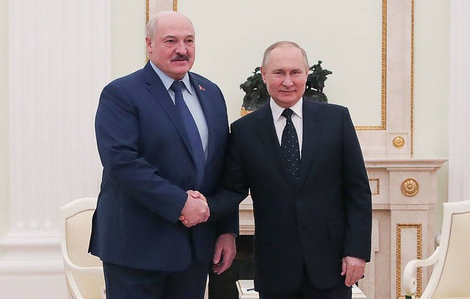 Tổng thống Nga Vladimir Putin (phải) và Tổng thống Belarus Alexander Lukashenko. Ảnh: TASS