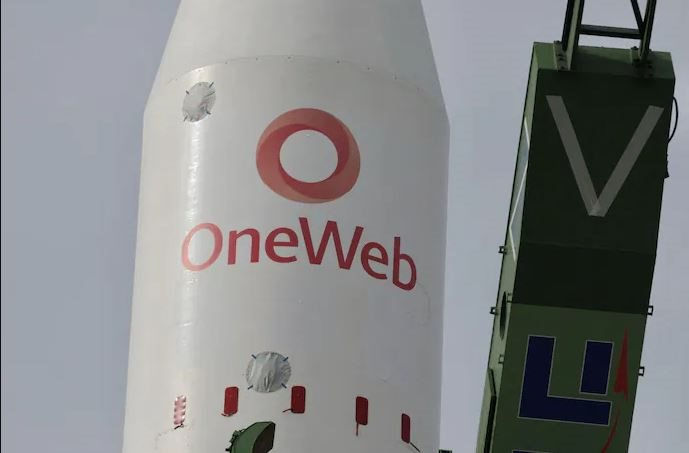 Một tên lửa đẩy Soyuz-2.1b và các vệ tinh OneWeb được đưa ra khỏi bệ phóng sau khi vụ phóng bị hủy bỏ, tại Sân bay vũ trụ Baikonur (Kazakhstan) - Ảnh: Reuters