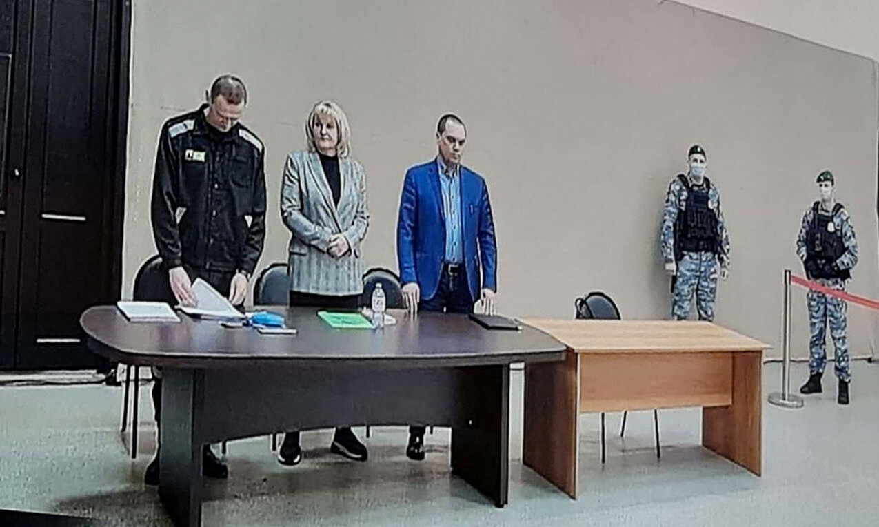 Alexei Navalny (trái) tại phiên tòa lưu động trong nhà tù Porkov, ngoại ô Moskva ngày 22/3. Ảnh: Moscow Times.
