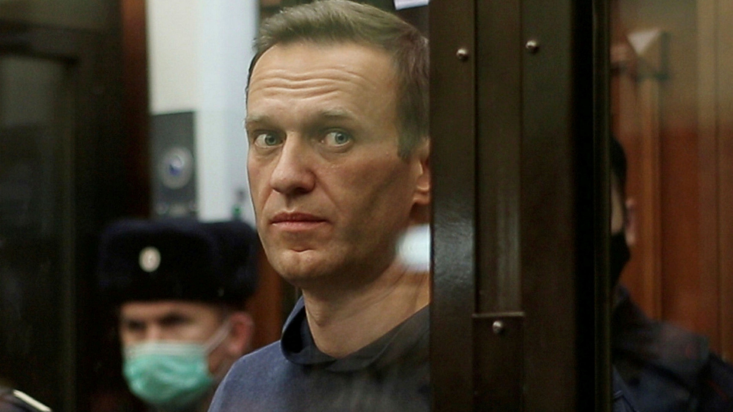 Nhà hoạt động đối lập Alexei Navalny tại phiên tòa tháng 2/2021 ở Moskva, Nga. Ảnh: Reuters.