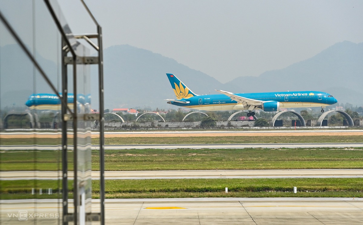 Máy bay Vietnam Airlines đưa công dân Việt Nam từ Ukraine về nước ngày 8/3. Ảnh: Giang Huy