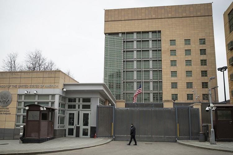 Cổng Đại sứ quán Mỹ tại Moscow, Nga. Ảnh: AP