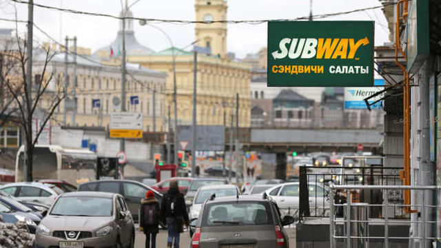 Subway đang bị tẩy chay vì không thể yêu cầu đối tác nhượng quyền Nga ngừng kinh doanh. Ảnh: CNBC.