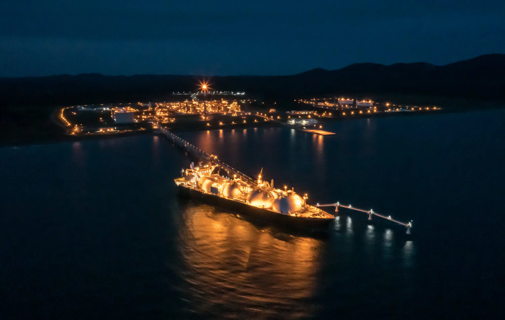Một tàu chở khí đang được nạp đầy từ một nhà máy khí đốt tự nhiên hóa lỏng trên đảo Sakhalin, Nga. Ảnh: New York Times