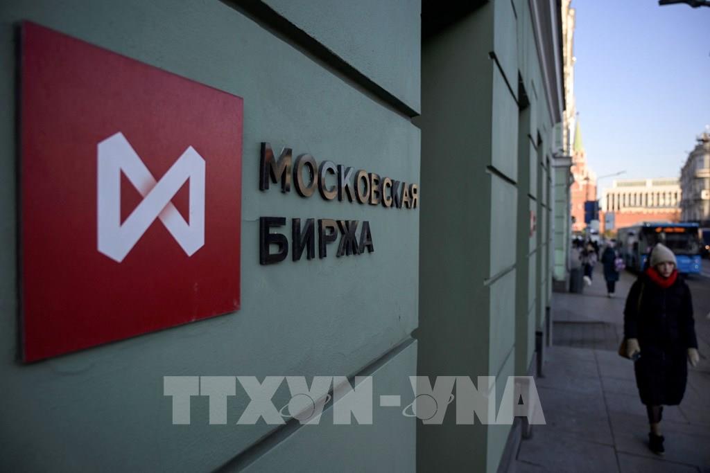 Quang cảnh bên ngoài Sàn giao dịch chứng khoán Moskva, Nga, ngày 28/2/2022. Ảnh: AFP/ TTXVN