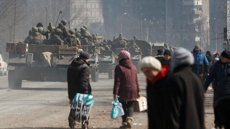 Xe tăng của lực lượng ủng hộ Nga tại thành phố cảng Mariupol, Ukraine ngày 24/3. Ảnh: Reuters