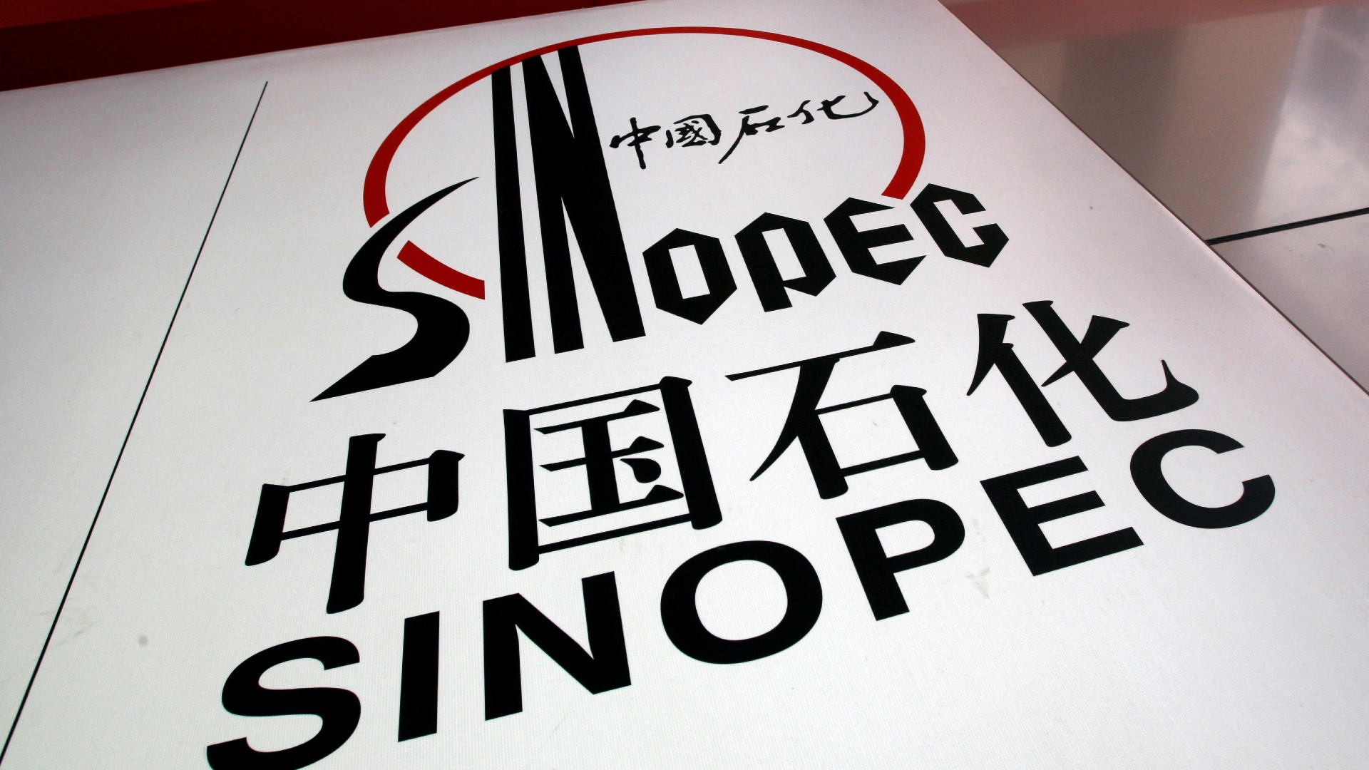 Logo của Sinopec tại một cây xăng ở Hồng Kông. REUTERS