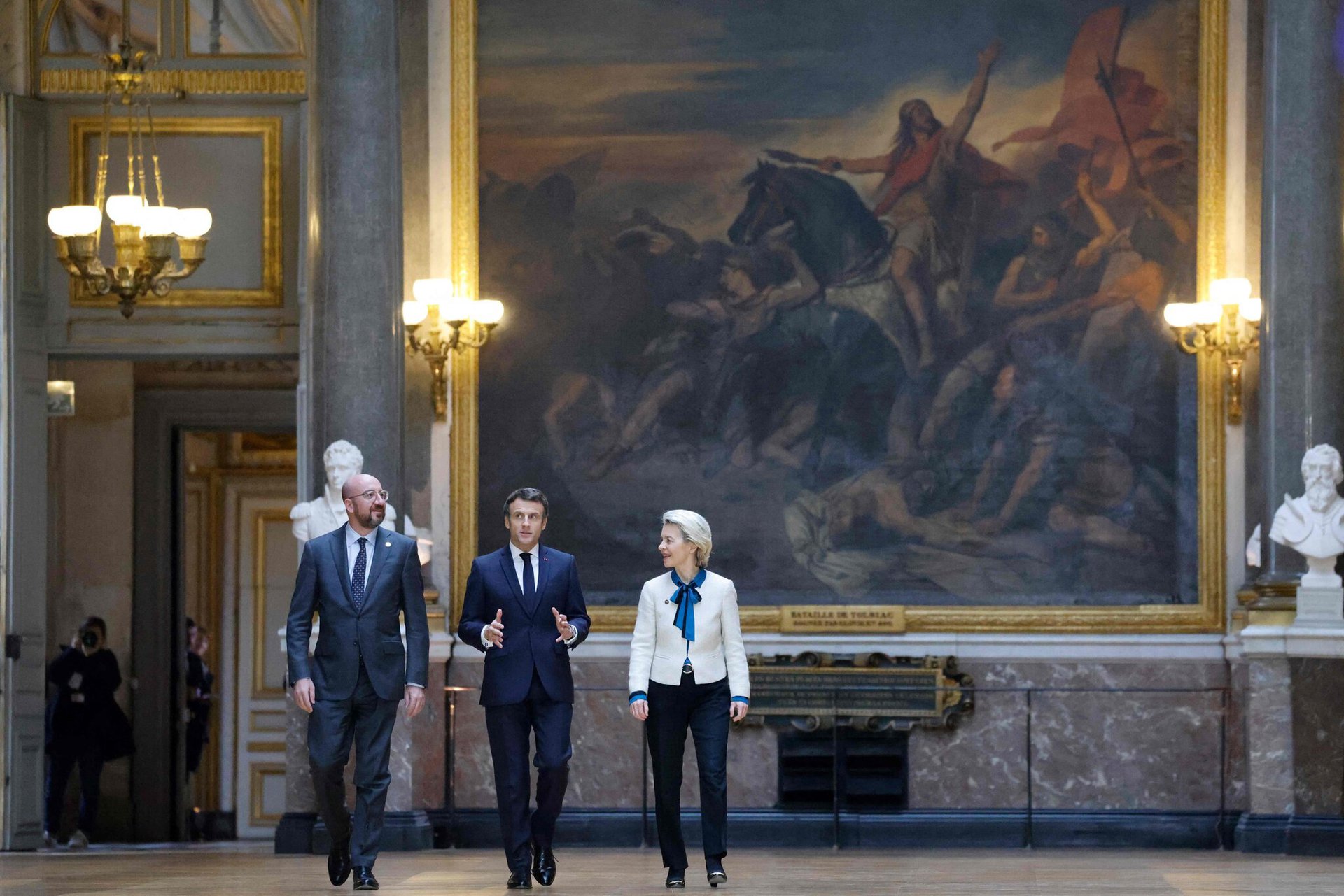 Tổng thống Pháp Emmanuel Macron và hai quan chức hàng đầu của EU, Charles Michel và Ursula von der Leyen. Ảnh: AFP.