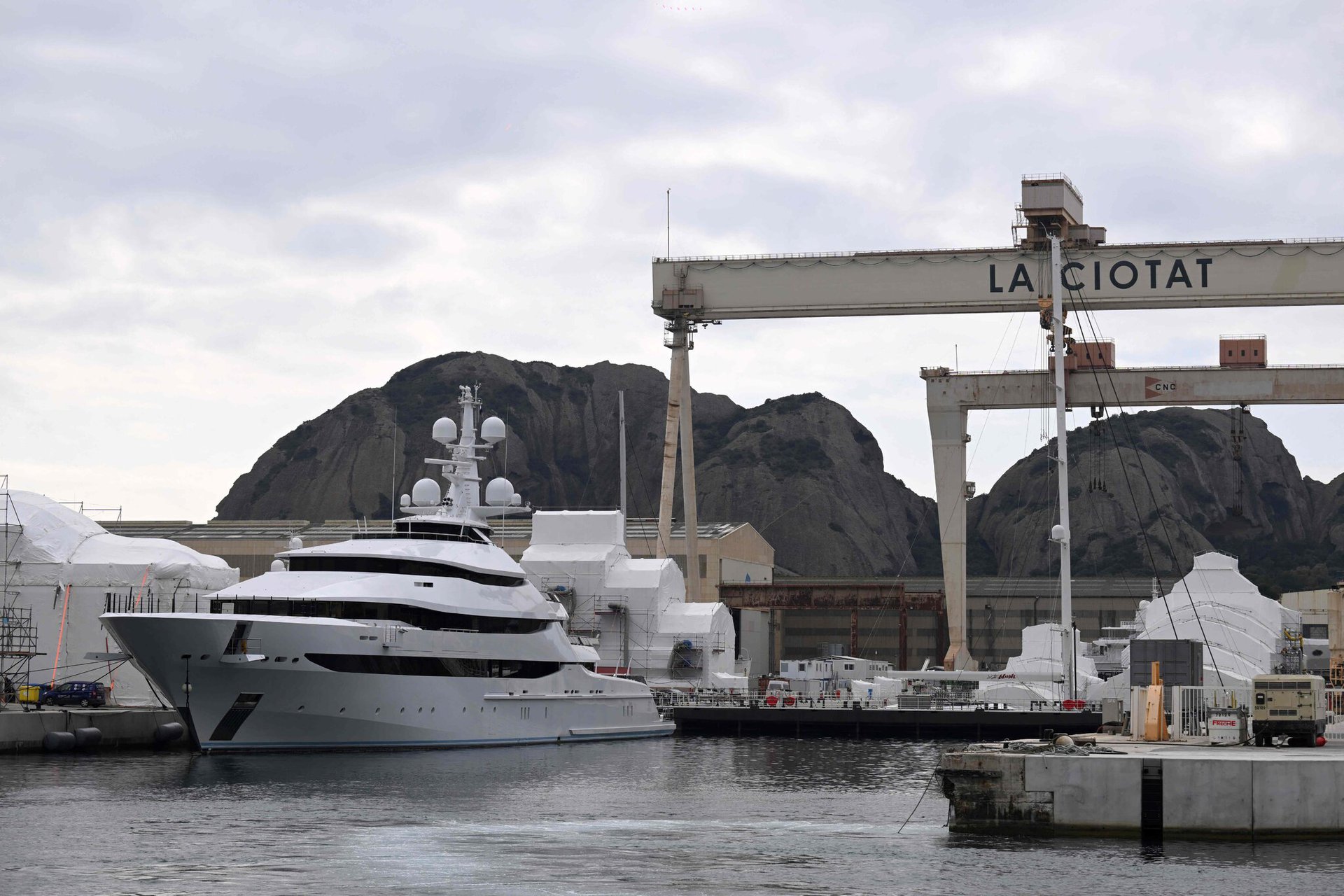 Nhà chức trách Pháp gần đây tịch thu Amore Vero, du thuyền thuộc về Igor Sechin, giám đốc một tập đoàn dầu mỏ của Nga. Ảnh: AFP.