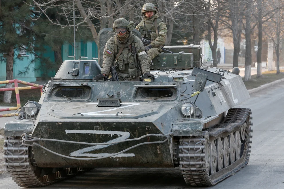 Lực lượng Nga trên xe thiết giáp tại Dokuchaievsk, vùng Donetsk hôm 25/3. Ảnh: Reuters.