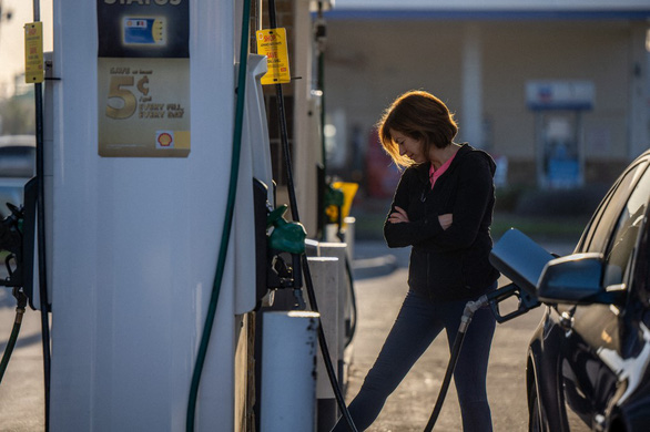 Người dân bơm xăng tại một trạm xăng Shell ở Houston, bang Texas, Mỹ vào hôm 1-4 - Ảnh: AFP