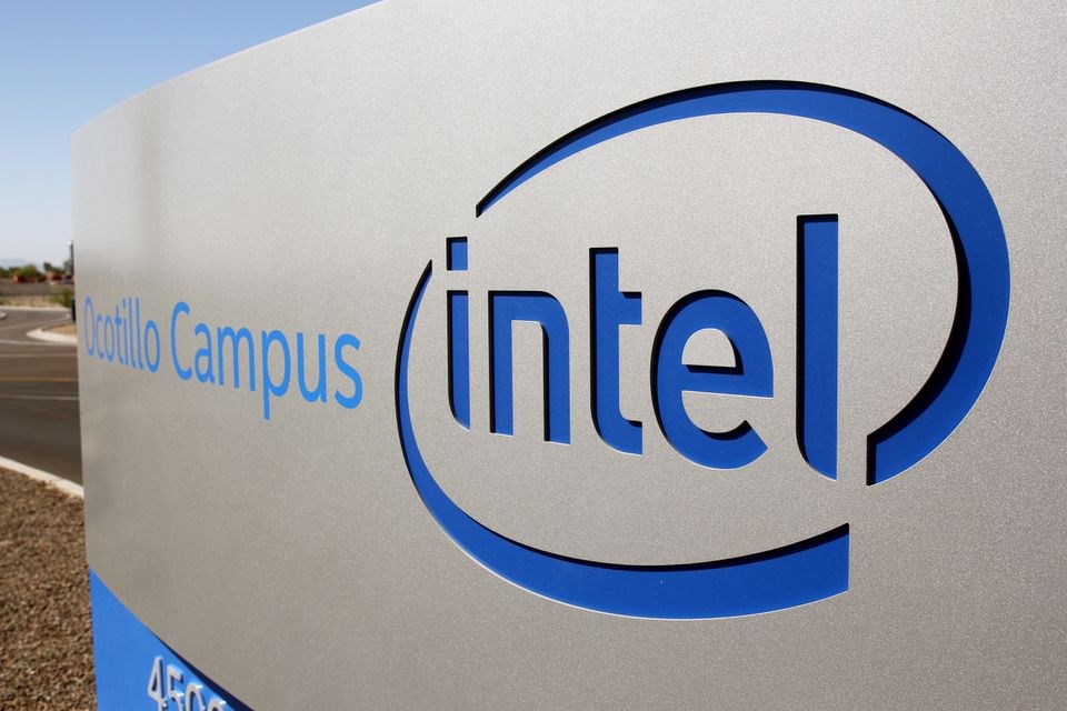 Biểu tượng của nhà sản xuất chip Intel Corp. Ảnh: Reuters