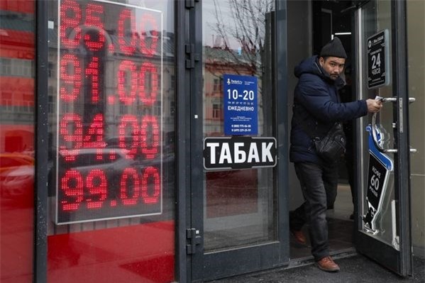 Một văn phòng trao đổi tiền tệ tại Moscow, Nga.Ảnh:Wall Street Journal