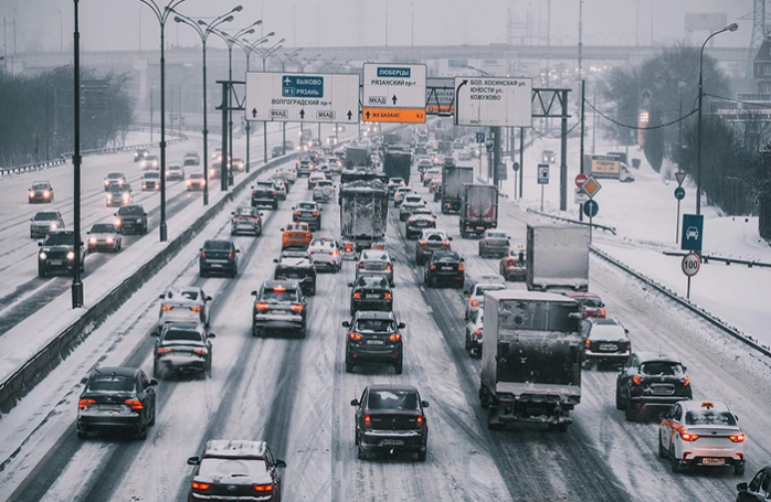 Các phương tiện lưu thông trên đường quốc lộ của Nga trong mùa đông.