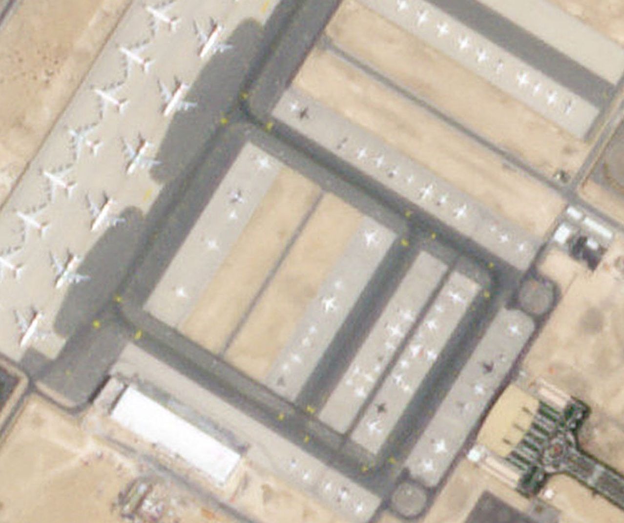 Ảnh vệ tinh chụp sân bay Al Maktoum của Dubai ngày 31/3 đông đúc máy bay gửi lại. Ảnh: Planet Labs PBC