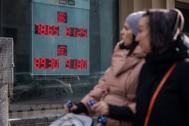 Bảng tỷ giá đôla Mỹ, đồng euro với đồng ruble của Nga tại một ngân hàng ở Moskva. (Ảnh: AFP/TTXVN)