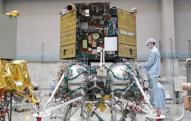Lắp ráp tổ hợp robot Luna-25 tại Nga. Nguồn: TASS.