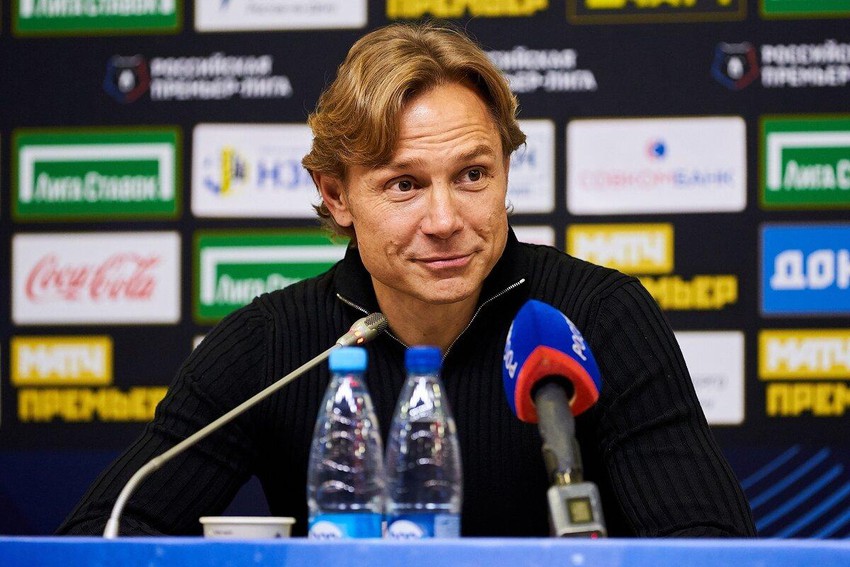 HLV Valery Karpin của tuyển Nga hy vọng đội được đá trở lại vào mùa hè này. Ảnh: S.E