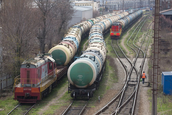 Các toa xe lửa chở dầu tại Nhà máy lọc dầu RN-Tuapsinsky ở Tuapse, Nga - Ảnh: BLOOMBERG