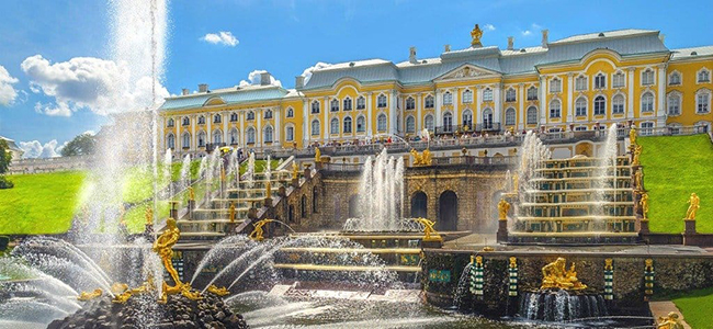 Cung điện Peterhof - một viên ngọc Nga: Đây là một công trình kiến ​​trúc ấn tượng có từ năm 1714 khi Peter Đại đế của Nga bắt đầu xây dựng cung điện nổi tiếng của mình.