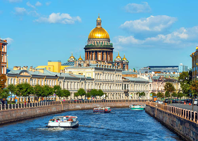 St.Petersburg - trung tâm văn hóa của Nga: Petersburg là một thành phố có lịch sử lâu đời với rất nhiều di tích mang tính biểu tượng, chẳng hạn như những nhà thờ cổ xinh đẹp với kiến ​​trúc trang trí công phu tuyệt vời. Nơi đây cũng có nhiều viện bảo tàng và các cung điện vô cùng lộng lẫy. 