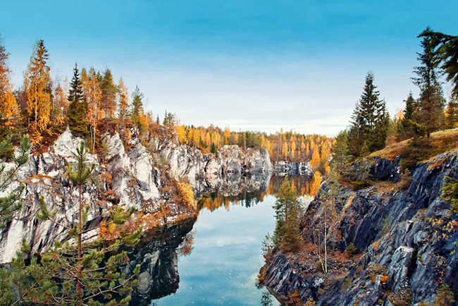 Thị trấn Ruskeala ở Karelia nằm cách St.Petersburg 4 giờ. Khu vực này nằm cạnh biên giới Phần Lan trên đường cao tốc Blue nổi tiếng, nối Na Uy, Thụy Điển và Phần Lan với Nga. Ruskeala nổi tiếng với vẻ đẹp tự nhiên tuyệt vời và lịch sử từng là trung tâm khai thác đá cẩm thạch.