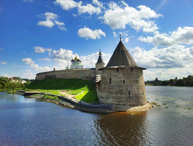Pskov - thành phố lịch sử hấp dẫn: Pskov là một thành phố cổ cách biên giới Estonia không xa. Thành phố là một điểm đến tuyệt vời để du lịch ở Nga vì nơi đây đem tới nhiều trải nghiệm thú vị về kiến ​​trúc lịch sử, đặc biệt là các nhà thờ và tu viện, nổi bật nhất là Pskov Krom.