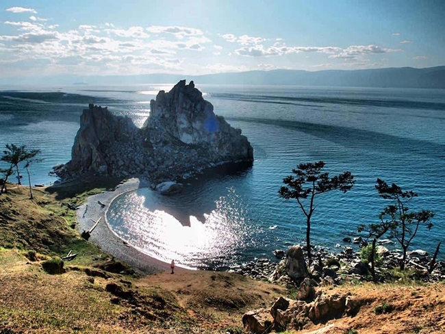 Hòn đảo lớn này nằm giữa hồ Baikal, và vị trí biệt lập khiến nó vừa không đông đúc lại vừa có vẻ đẹp tự nhiên. 