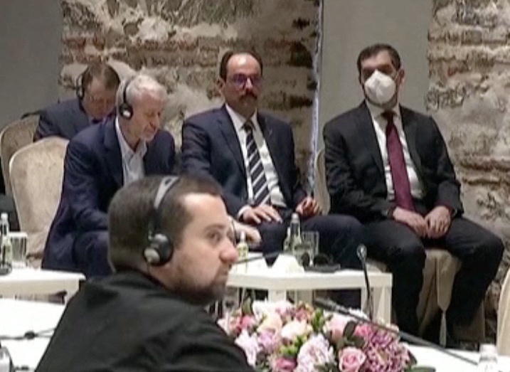 Ông Abramovich (tóc trắng) tại cuộc đàm phán của Nga và Ukraine tại Thổ Nhĩ Kỳ ngày 29.3 / REUTERS