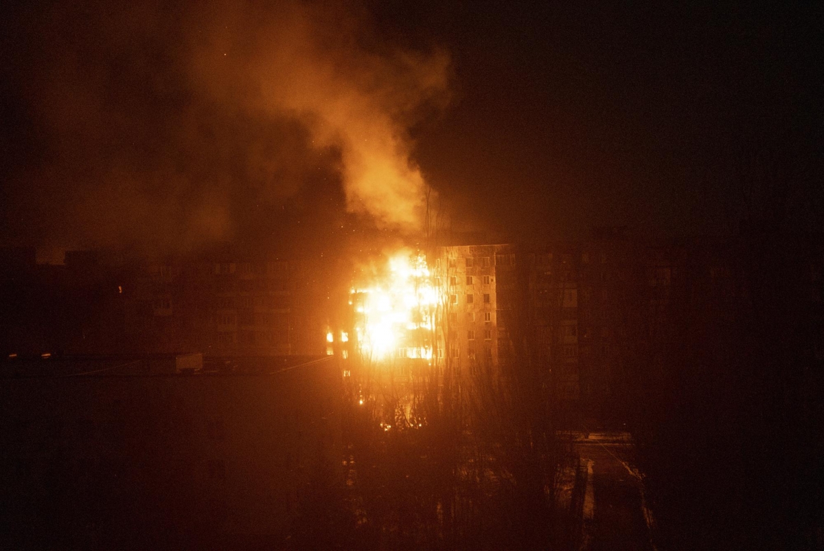 Khói lửa ở chiến trường Mariupol  (Ukraine). Ảnh: AP.