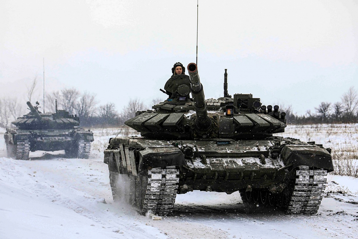 Quân đội Nga lái xe tăng trong cuộc diễn tập quân sự ở khu vực Leningrad, Nga trong bức ảnh được Bộ Quốc phòng Nga công bố ngày 14/2/2022.