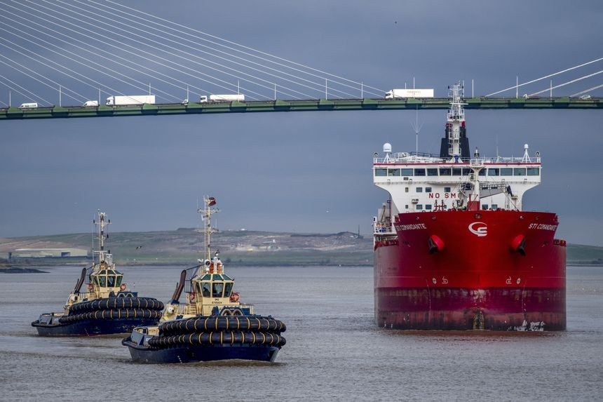Tàu kéo hộ tống một tàu chở dầu của Nga vận chuyển dầu diesel tới một kho nhiên liệu ở Purfleet, Anh hồi đầu tháng 4/2022. Ảnh: Bloomberg