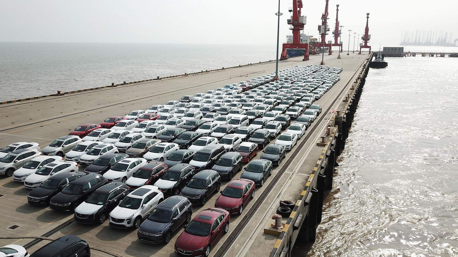 Khoảng 8.000 chiếc ô tô đang mắc kẹt tại cảng biển Zeebrugge của Bỉ khi đang trên đường xuất khẩu sang Nga / LUXURYLAUNCHES