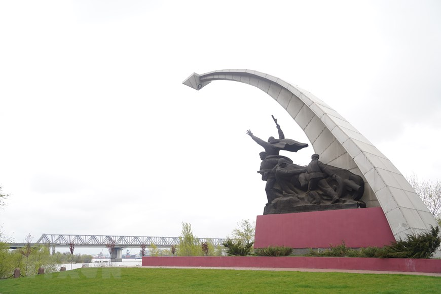 Đài tưởng niệm Kumzhensky ở mũi đất giao cắt hai con sông Don và Donets Chết. (Ảnh: Duy Trinh/TTXVN)