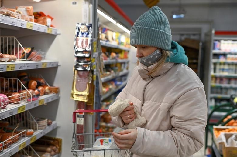 Người Nga mua thực phẩm ở thị trấn Siberian, Omsk ngày 14/12. Ảnh: Reuters