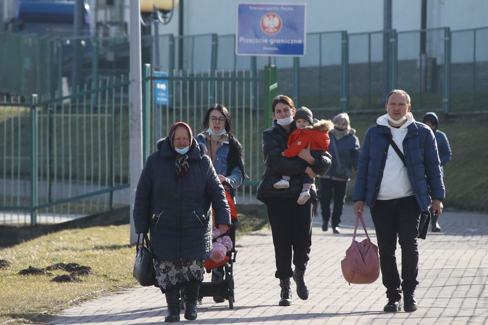 Người tị nạn Ukraine đến Medyka, Ba Lan vào tháng 2/2022. Ảnh: Reuters
