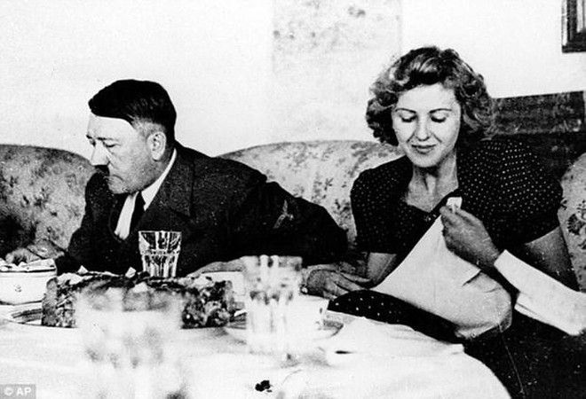 Hình ảnh được cho là một trong những bức ảnh cuối cùng của Hitler trước khi chết