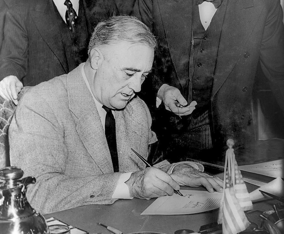 Tổng thống Mỹ khi đó là ông Franklin Roosevelt ký tuyên bố chiến tranh với Đức Quốc xã vào ngày 11.12.1941 / THƯ VIỆN QUỐC HỘI MỸ