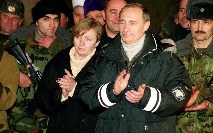 Quyền Tổng thống Nga Vladimir Putin tới thăm và động viên các lực lượng Nga ở Chechnya vào tháng 1/2000. Ảnh: EPA
