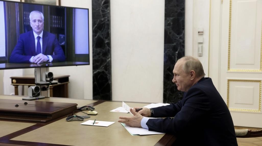 Tổng thống Putin trò chuyện với một trong số các thống đốc mới được bổ nhiệm. Ảnh: RT