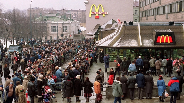 Hơn 3 vạn khách hàng đã đến cửa hàng đầu tiên của McDonald tại Moscow. Ảnh Vitaly Armand/AFP via Getty Images