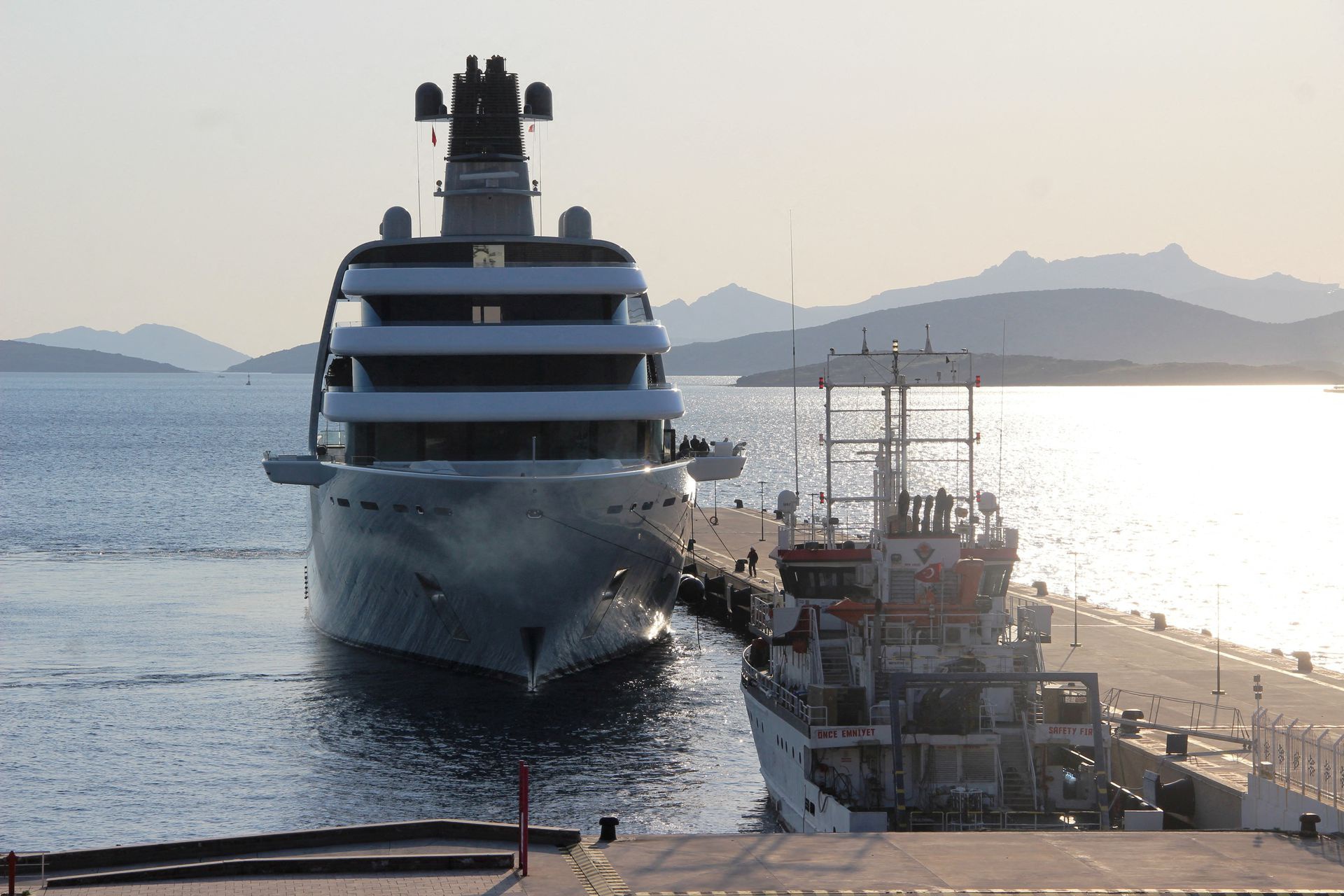 Siêu du thuyền Solaris của tỷ phú Roman Abramovich cập bến ở Bodrum, phía tây nam Thổ Nhĩ Kỳ vào ngày 21/3. Ảnh: IHA.