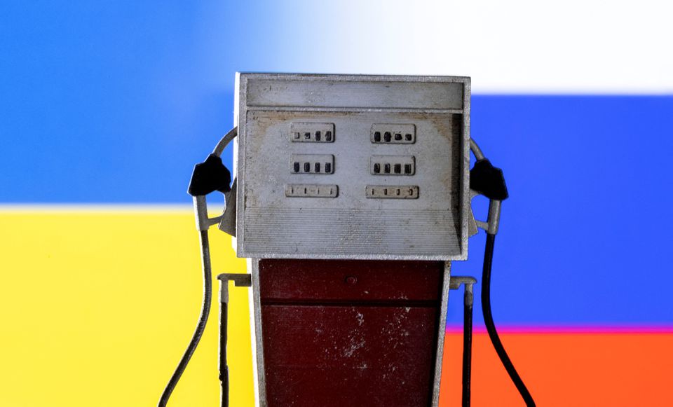 Đồ họa một trụ bơm xăng với nền là cờ Ukraine (bên trái) và cờ Nga (bên phải). Ảnh: Reuters