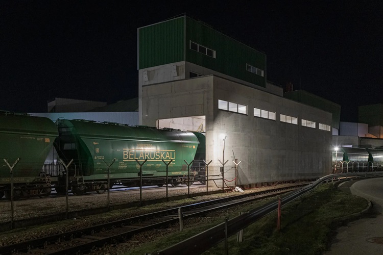 Một chuyến tàu vận chuyển phân bón từ Belarus đến cảng Klaipeda ở Litva hồi tháng một. Ảnh: NY Times.