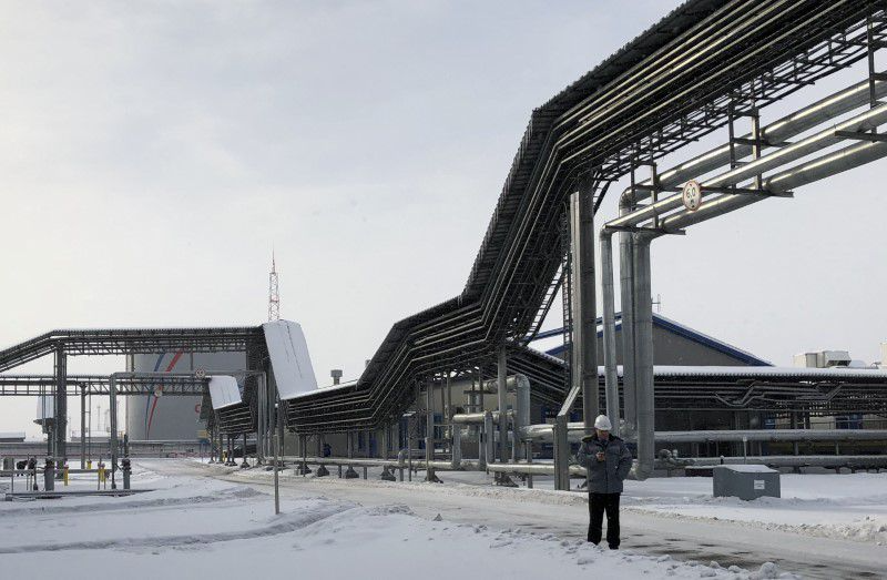 Đường ống dẫn dầu ở Ust-Luga, Nga. Ảnh: Reuters