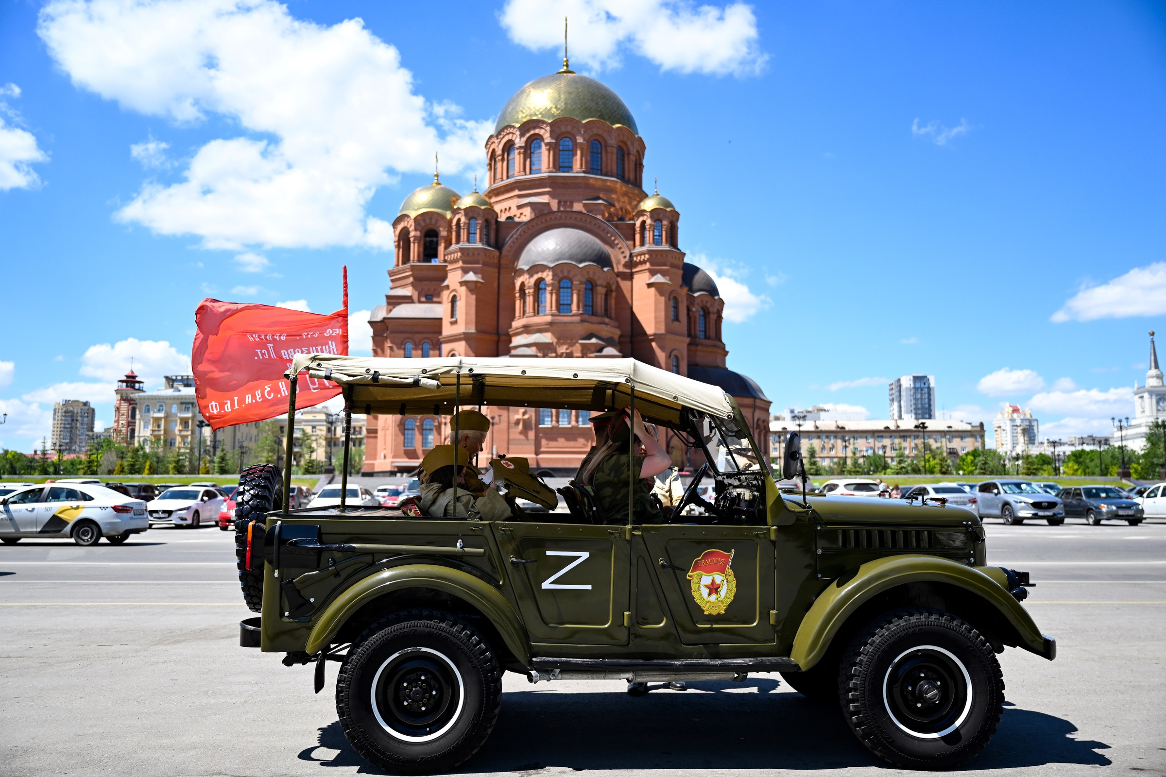 Du khách tham quan trên xe quân sự ở thành phố Volgograd, miền nam Nga, ngày 6/6. Ảnh: AFP.