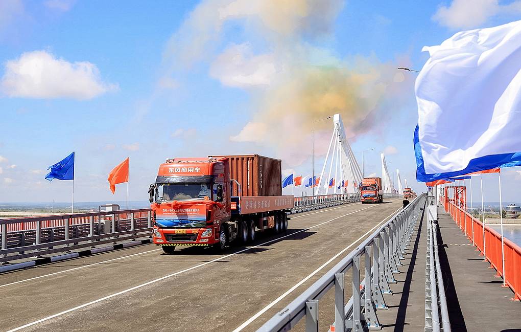 Xe tải Trung Quốc đi qua cầu trong ngày khánh thành 10/6. Ảnh: TASS.