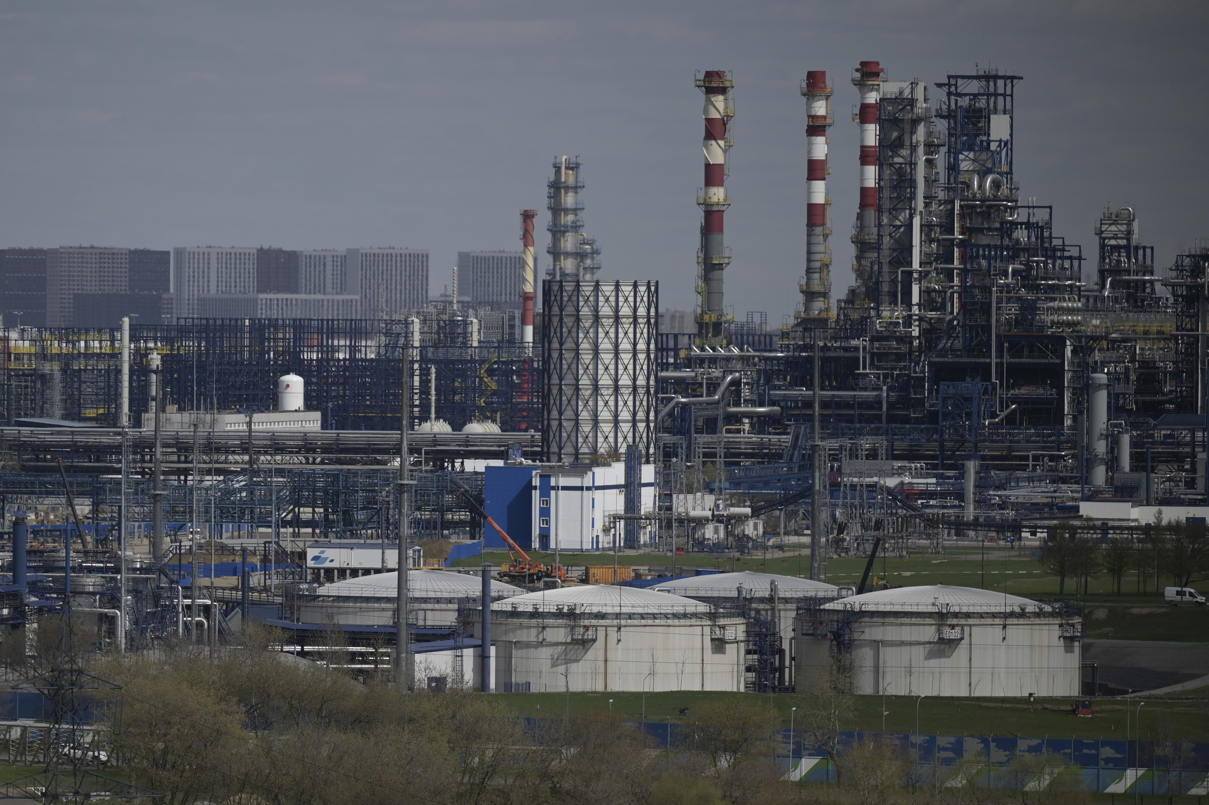 Một nhà máy lọc dầu của tập đoàn dầu khí Nga Gazprom ở ngoại ô phía đông nam thủ đô Moskva hồi tháng 4. Ảnh: AFP.