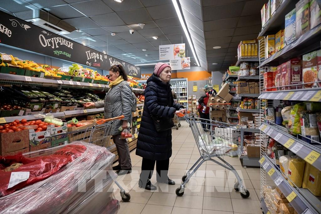 Người dân mua hàng tại một siêu thị ở thủ đô Moskva, Nga ngày 6/4/2022. Ảnh: AFP/TTXVN